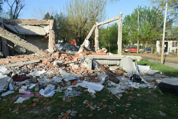 Limpieza de Terreno con Maquinaria en Rincón de Milberg, Tigre: Escombros de Demolición