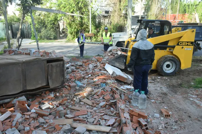 Limpieza de Terreno con Maquinaria en Rincón de Milberg, Tigre: Escombros de Demolición